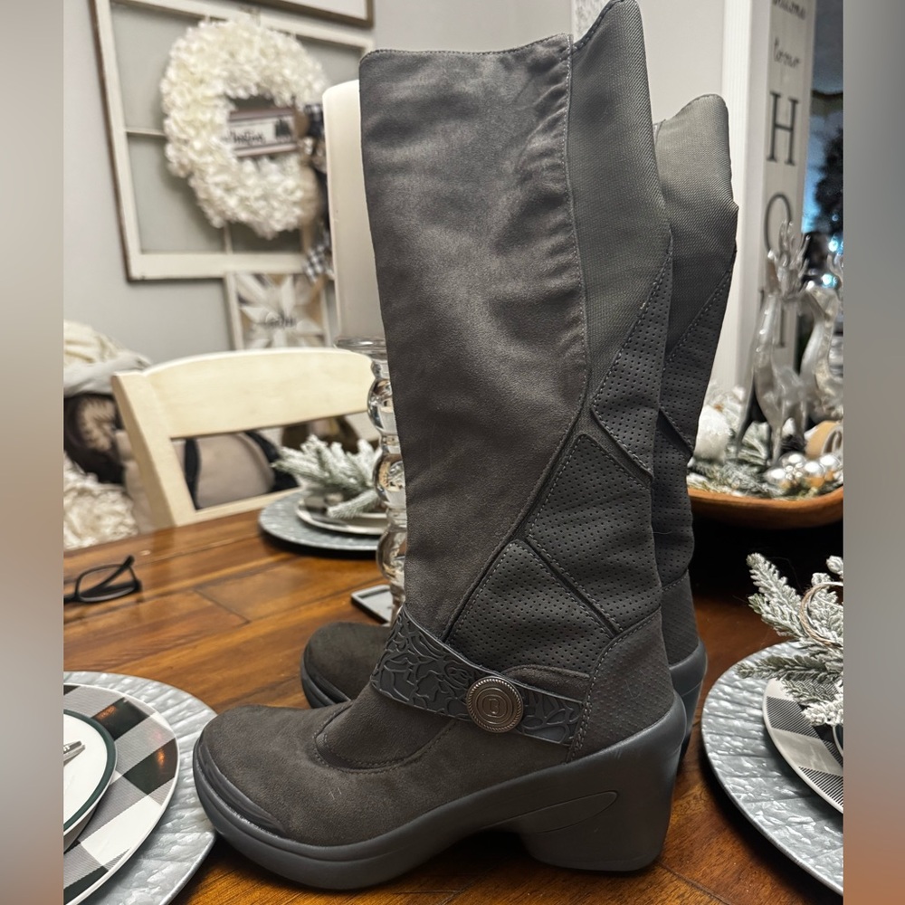 Women’s Bzees Euphoria Brown Knee High Zip Boots size 7